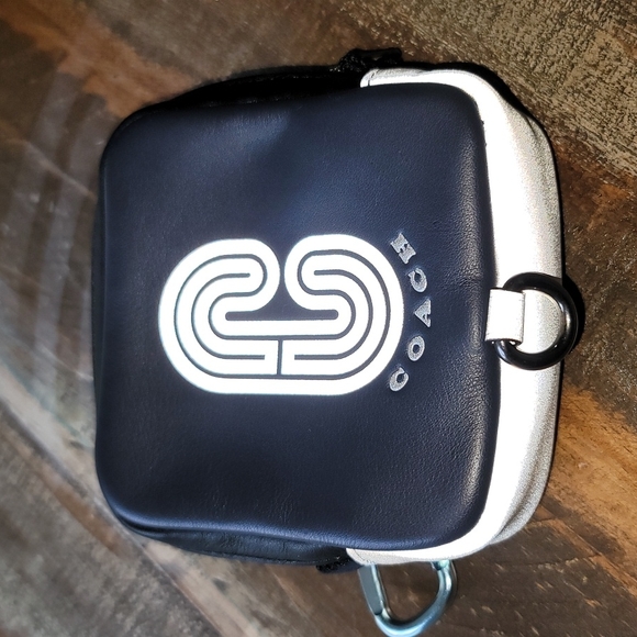 Coach Hybrid Pouch - Picture 4 of 4